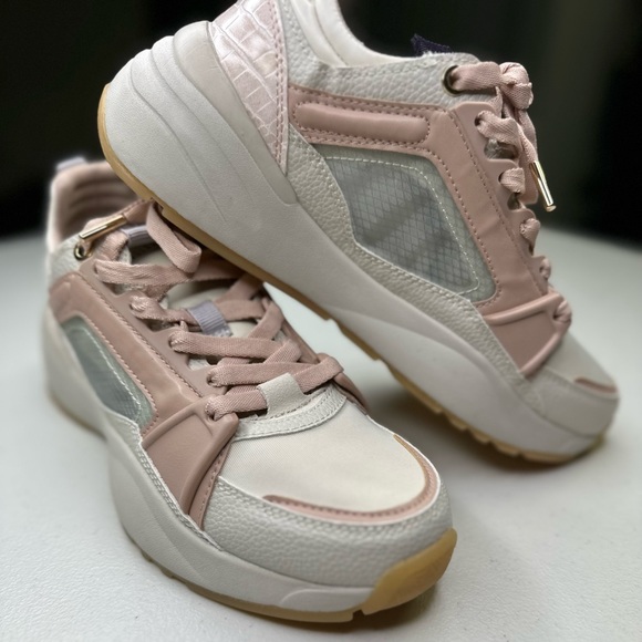 Zara Shoes - Zara Sneaker 6 1/2